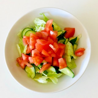 胡瓜とレタスとトマトの和風サラダ